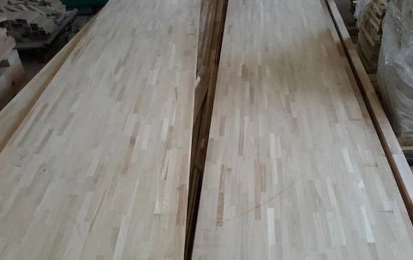 Sormijatkuinen lliimpuulevy